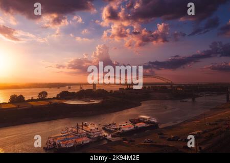 Una vista dall'alto del Memphis Bridge che collega il Tennessee e l'Arkansas al tramonto sul fiume Mississippi Foto Stock