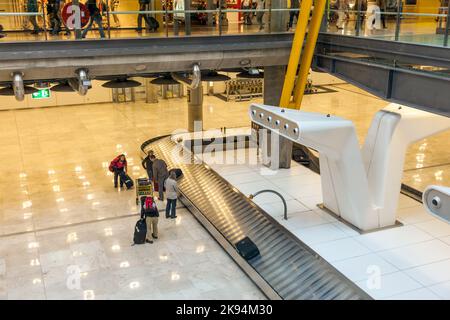 MADRID, SPAGNA - 1 APRILE: Passeggero alla cintura di sicurezza al Terminal 4 dell'aeroporto Barajay il 1,2012 aprile a Madrid, Spagna. Nel 2010, oltre 49,8 milioni di dollari Foto Stock