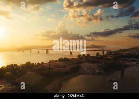 Una vista dall'alto del Memphis Bridge che collega il Tennessee e l'Arkansas al tramonto sul fiume Mississippi Foto Stock