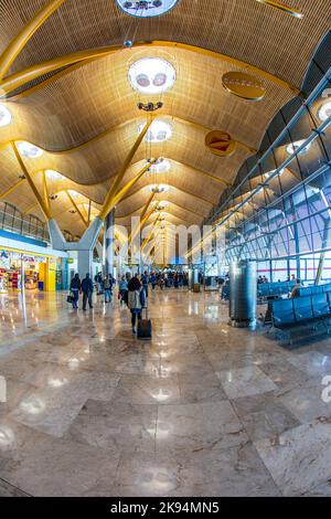MADRID - 1 APRILE: I passeggeri passeranno al nuovo terminal T4 dell'aeroporto di Barajas il 1 ,2012 aprile a Madrid. Questa aggiunta, aperta nel 2006, rende Madrid il Foto Stock