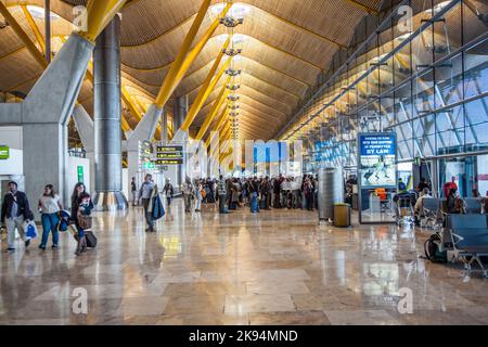 MADRID - 1 APRILE: I passeggeri passeranno al nuovo terminal T4 dell'aeroporto di Barajas il 1,2012 aprile a Madrid. Questa aggiunta, aperta nel 2006, fa di Madrid il 2 Foto Stock