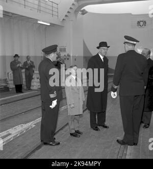 La visita reale al traghetto ferroviario 'Trelleborg' a Stoccolma, Gustav VI Adolf e il Principe ereditario Carl Gustaf Sedemer Carl XVI Gustaf. Foto Stock