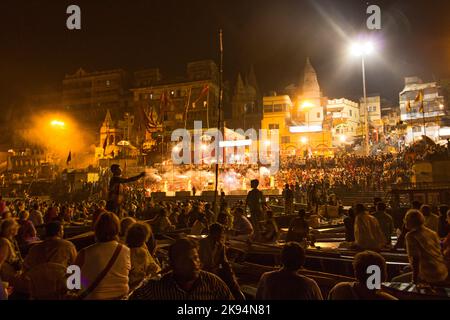 VARANASI, INDIA - 4 MAGGIO: Folle di persone che adorano fare il bagno nel sacro fiume Ganges di notte a Varanasi il 4,2012 maggio a Varanasi, in India. Foto Stock