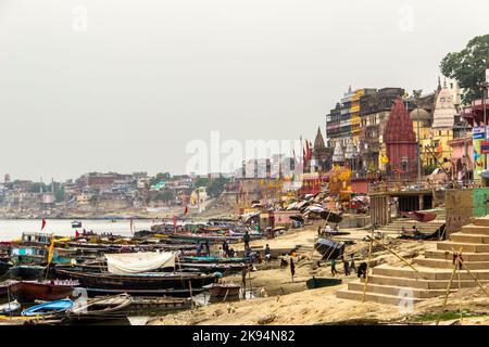 VARANASI, INDIA - 4 MAGGIO: Barche sul fiume ganges pronte per il trasporto di pellegrini sul fiume sacro Ganges a Varanasi 0n maggio 4,2012 a Varanasi, India. Foto Stock