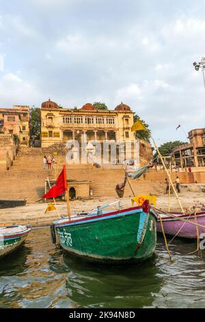 VARANASI, INDIA - MAGGIO 5: La gente attraversa il gange in traghetto al famoso Ghat, nella Santa Varanasi, Utar Pradesh, il 5 maggio 2012 a Varanasi, India. La maggior parte Foto Stock