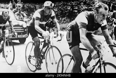 Foto del file datata 06-07-1956 di Brian Robinson (a destra), il primo britannico a vincere una tappa del Tour de France, morto all'età di 91 anni. Data di emissione: Mercoledì 26 ottobre 2022. Foto Stock