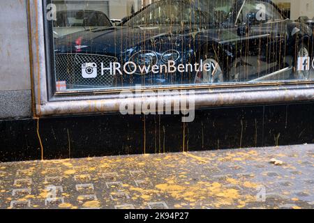 Berkeley Square, Mayfair, Londra, Regno Unito. 26 ottobre 2022. Just Stop Oil ha spruzzato vernice arancione sui concessionari di auto di lusso a Berkeley Square a Mayfair, Londra. I detergenti iniziano a rimuovere la vernice. Crediti: Matthew Chattle/Alamy Live News Foto Stock