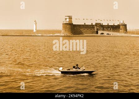 Vintage New Brighton, 1970. Perch Rock o la batteria. Wallasey, turisti che si godono un giro in barca, Merseyside. Immagine seppia, Foto Stock