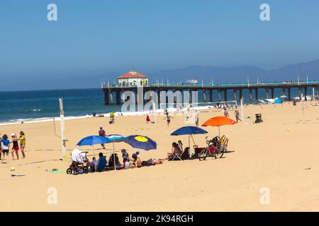 MANHATTAN BEACH, USA - Giugno 24: La gente gode la spiaggia al molo il 24 Giugno a Manhattan Beach, USA. Il famoso molo con la casa ottagonale era c Foto Stock