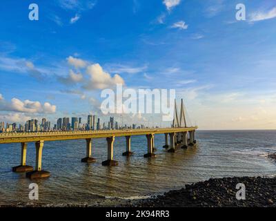 Una vista panoramica del ponte di Bandra Worli Sea link durante il tramonto con il mare Arabo intorno sotto il cielo blu Foto Stock