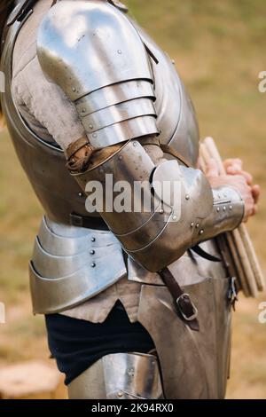 Primo piano di un cavaliere medievale in armatura che si prepara alla battaglia Foto Stock