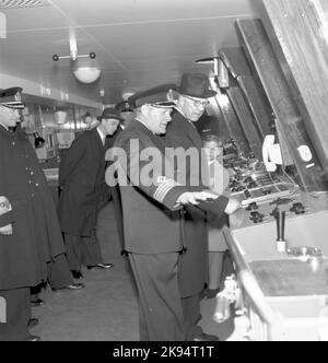 La visita reale al traghetto ferroviario 'Trelleborg' a Stoccolma, Gustav VI Adolf e il Principe ereditario Carl Gustaf Sedemer Carl XVI Gustaf Foto Stock