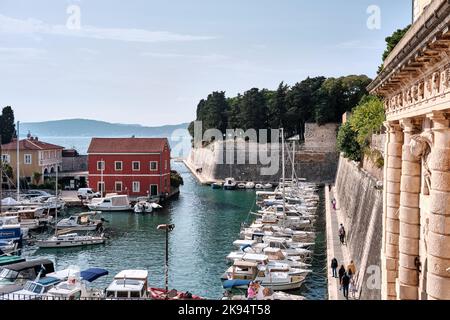 La porta Venetian Land, costruita nel 1543, della città vecchia di Zara presso il porto di Fosa in Croazia, situato nelle mura medievali circostanti della città Foto Stock