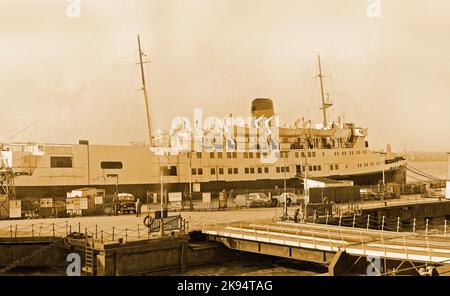 Vintage Liverpool, 1969, traghetto per l'isola di Man attraccato al Pier Head, immagine seppia, effetto grana grossa. Foto Stock