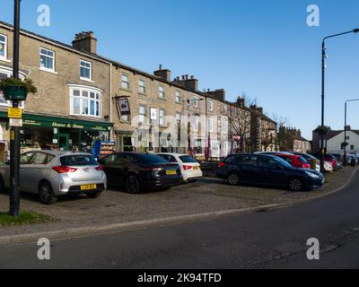 Negozi lungo la strada principale della città storica di Leyburn in Wensleydale North Yorkshire Dales Inghilterra Regno Unito Foto Stock