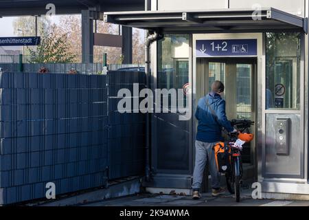 26 ottobre 2022, Brandeburgo, Eisenhüttenstadt: Una donna sale con la sua bicicletta nell'ascensore passeggeri per accedere senza barriere alla piattaforma ferroviaria della stazione di Eisenhüttenstadt. Dalla fine del 2019, Deutsche Bahn, insieme al governo federale e allo stato di Brandeburgo, ha modernizzato la piattaforma, il tetto e il sottopassaggio passeggeri per garantire un accesso senza barriere al treno. Foto: Frank Hammerschmidt/dpa Foto Stock