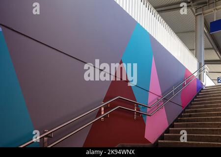 26 ottobre 2022, Brandeburgo, Eisenhüttenstadt: Le facciate all'ingresso della piattaforma della stazione ferroviaria completamente ristrutturata di Eisenhüttenstadt sono state progettate dall'artista Cottbus Hiekel. Dalla fine del 2019, Deutsche Bahn, insieme al governo federale e allo stato di Brandeburgo, ha modernizzato la piattaforma, il tetto e il sottopassaggio passeggeri e ha creato un accesso senza barriere al treno. Foto: Frank Hammerschmidt/dpa Foto Stock