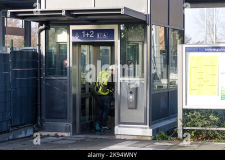 26 ottobre 2022, Brandeburgo, Eisenhüttenstadt: Un uomo sale nell'ascensore passeggeri per accedere senza barriere alla piattaforma ferroviaria della stazione di Eisenhüttenstadt. Dalla fine del 2019, Deutsche Bahn, insieme al governo federale e allo stato di Brandeburgo, ha modernizzato la piattaforma, il tetto e il sottopassaggio passeggeri e ha creato un accesso senza barriere al treno. Foto: Frank Hammerschmidt/dpa Foto Stock