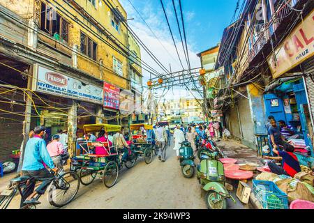 DELHI, INDIA - OTT 16: Persone con risciò a Chawri Bazar, il vecchio mercato all'ingrosso il 16 ottobre 2012 a Delhi, India. Fondata nel 1840 era Foto Stock
