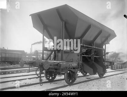 Le Ferrovie di Stato, SJ auto-allentamento vagoni di carbone Q7 23021 le collisioni sono state divise, appese in cima e quindi scivolare in grondaie su entrambi i lati al di fuori delle lunghe travi dal 1911 al 1928, queste auto a carbone sono stati costruiti Foto Stock