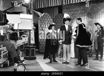 JOHN WELSH PETER o'TOOLE JOSEPH BOLOGNA e PHIL BRUN nel MIO PREFERITO ANNO 1982 regista RICHARD BENJAMIN storia Dennis Palumbo sceneggiatura Norman Steinberg e Dennis Palumbo executive costume designer May Routh produttore Mel Brooks Brooksfilms / Metro Goldwyn Mayer Foto Stock