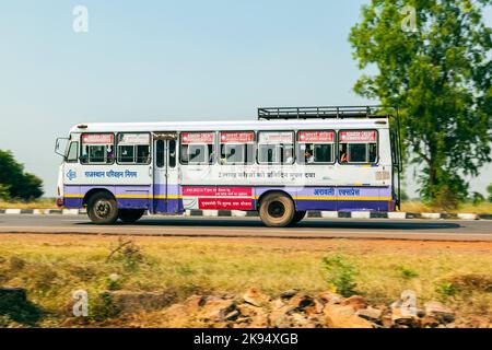 JODHPUR, INDIA - 18 Oct: La gente viaggia in autobus a Jodhpur il 18 ottobre 2012. Quantità e qualità insoddisfacenti del trasporto pubblico limite indiano Foto Stock