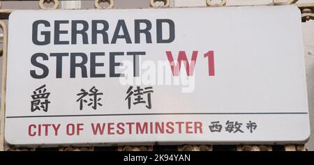 Cartello bilingue per Gerrard Street, Chinatown, Gerrard Street, Londra, Regno Unito Foto Stock