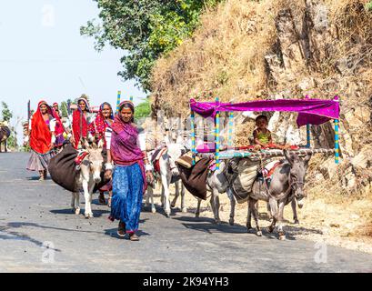 Pushkar, India - 22 ottobre 2012: La gente del villaggio si sposta con tutte le loro merci al terreno seguente vicino a Pushkar, Rajasthan, India. Gli animali sono il mo Foto Stock