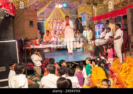 JODHPUR, INDIA - 23 OTTOBRE: Locale notte di strada festical poco prima del grande Manwar il 23,2012 ottobre a Jodhpur, India. Il gruppo popolare indiano Foto Stock