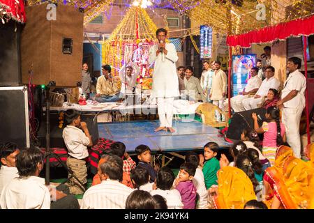 JODHPUR, INDIA - 23 OTTOBRE: Locale notte di strada festical poco prima del grande Manwar il 23,2012 ottobre a Jodhpur, India. Il gruppo popolare indiano Foto Stock