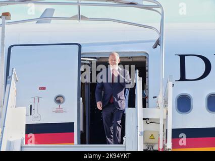 Parigi, Francia. 26th Ott 2022. Il cancelliere tedesco OLAF Scholz (SPD) arriva all'aeroporto di Orly per una visita con il presidente francese Macron. Credit: Soeren Stache/dpa/Alamy Live News Foto Stock