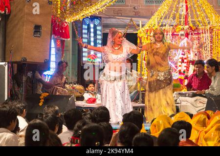 JODHPUR, INDIA - 23 OTTOBRE: Locale notte di strada festical poco prima del grande Manwar il 23,2012 ottobre a Jodhpur, India. Il gruppo popolare indiano Foto Stock