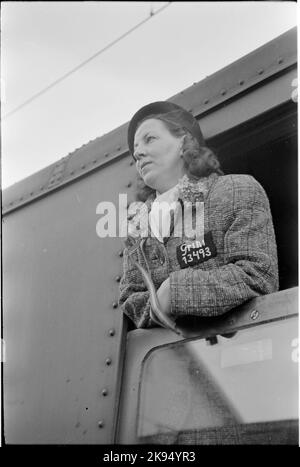 Prigionieri di guerra norvegesi, liberati dal campo di detenzione nazista Grini dopo la capitolazione della Germania. Qui alla stazione di Charlottenberg. Foto Stock