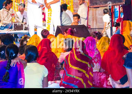 JODHPUR, INDIA - 23 OTTOBRE: Locale notte di strada festical poco prima del grande Manwar il 23,2012 ottobre a Jodhpur, India. Il gruppo popolare indiano Foto Stock