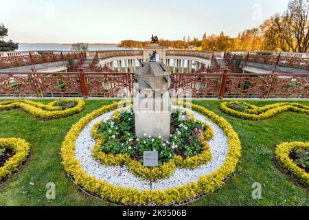 Meridiana nel giardino di fronte al castello di Schwerin, sede del parlamento di Stato del Meclemburgo-Pomerania occidentale Foto Stock