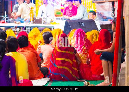 JODHPUR, INDIA - 23 OTTOBRE: Locale notte di strada festical poco prima del grande Manwar il 23,2012 ottobre a Jodhpur, India. Il gruppo popolare indiano Foto Stock