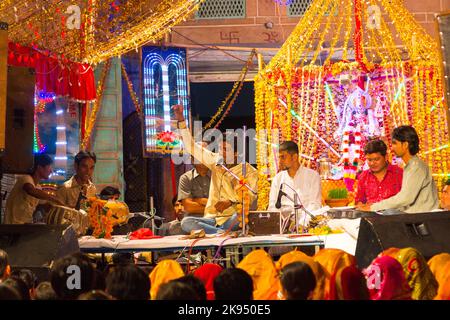 JODHPUR, INDIA - 23 OTTOBRE: Locale notte di strada festical poco prima del grande Manwar il 23,2012 ottobre a Jodhpur, India. Il gruppo popolare indiano Foto Stock