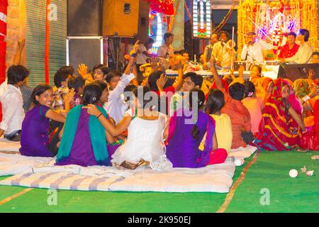 JODHPUR, INDIA - 23 OTTOBRE: Locale notte di strada festical poco prima del grande Manwar il 23,2012 ottobre a Jodhpur, India. Il gruppo popolare indiano Foto Stock