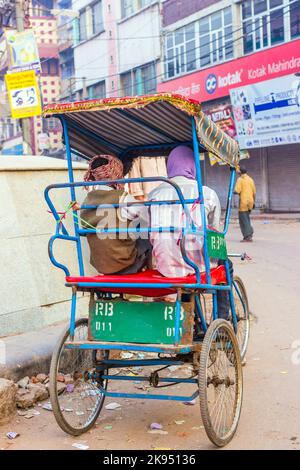 DELHI, INDIA - NOV 10: Il ciclista attende i passeggeri la mattina presto il 10,2012 novembre a Delhi, India. I risciò ciclicamente sono stati introdotti a Delhi Foto Stock