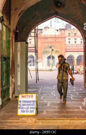 DELHI, INDIA - 10 NOVEMBRE: l'indiano lascia la moschea di Jama Mashid dopo la preghiera mattutina il 10,2012 novembre a Delhi, India. Durante la cerimonia la moschea è cl Foto Stock