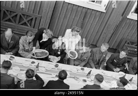 Prigionieri di guerra norvegesi, liberati dal campo di detenzione nazista Grini dopo la capitolazione della Germania. Qui alla stazione di Charlottenberg. Foto Stock