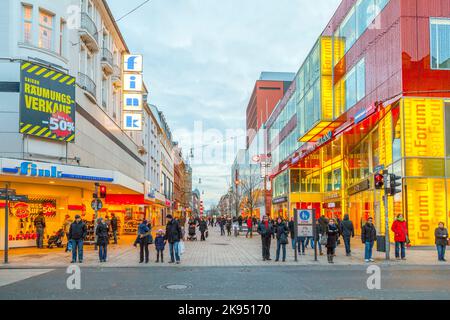 Wiesbaden, Germania - 12 gennaio 2013: Negozio di persone nella principale zona pedonale di Wiesbaden, Germania. Questa zona commerciale è un'area pedonale con un Foto Stock