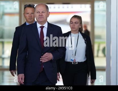 Parigi, Francia. 26th Ott 2022. Il cancelliere tedesco OLAF Scholz (M, SPD) arriva all'aeroporto di Orly per una visita con il presidente francese Macron. Credit: Soeren Stache/dpa/Alamy Live News Foto Stock
