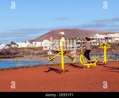 Playa Blanca, Spagna - 29 marzo 2013: La gente si allinea alla stazione di fitness all'aperto a Playa Blanca, Spagna. Il centro fitness è stato aperto nel 2009 ed è aperto Foto Stock