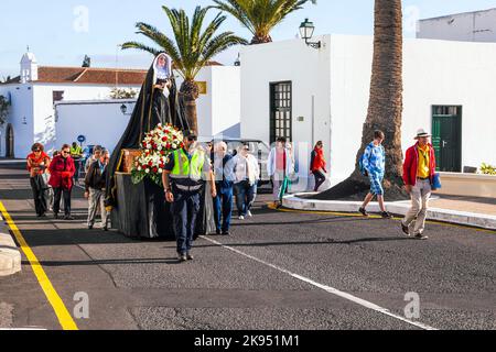 YAIZA, SPAGNA - 30 MARZO: Processione pasquale con Santa Maria il 30 marzo 2013 a Yaiza, Spagna. Il fulcro di ogni processione è la Vergine Maria, e. Foto Stock