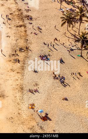 ARRECIFE, SPAGNA - 29 marzo: spiaggia con i turisti in estate il 29,2013 marzo a Arrecife, Spagna. La spiaggia El Reducto è concessa una bandiera blu dall'Euro Foto Stock