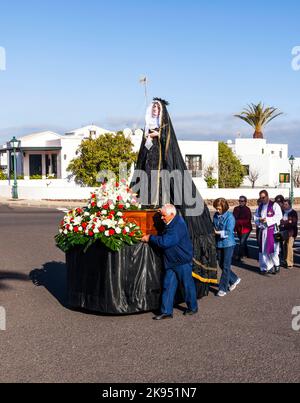 YAIZA, SPAGNA - 30 MARZO: Processione pasquale con Santa Maria il 30 marzo 2013 a Yaiza, Spagna. Il fulcro di ogni processione è la Vergine Maria, e. Foto Stock