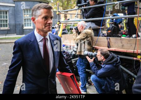 Londra, Regno Unito. 26th Ott 2022. Mark Harper, Segretario di Stato per i trasporti. I ministri escono dalla prima riunione del nuovo governo sotto PM Rishi Sunak questa mattina a Downing Street, passando davanti ai fotografi della stampa. Credit: Imageplotter/Alamy Live News Foto Stock