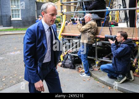 Londra, Regno Unito. 26th Ott 2022. Dominic Raab, Segretario alla Giustizia e Vice primo Ministro, passando davanti ai fotografi della stampa. I ministri escono dal primo incontro del nuovo governo sotto PM Rishi Sunak questa mattina a Downing Street Credit: Imageplotter/Alamy Live News Foto Stock