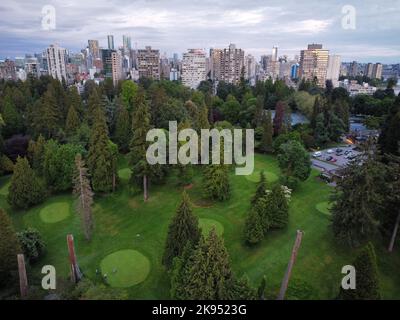 La vista dello Stanley Park con gli edifici della città sullo sfondo. British Columbia, Canada. Foto Stock